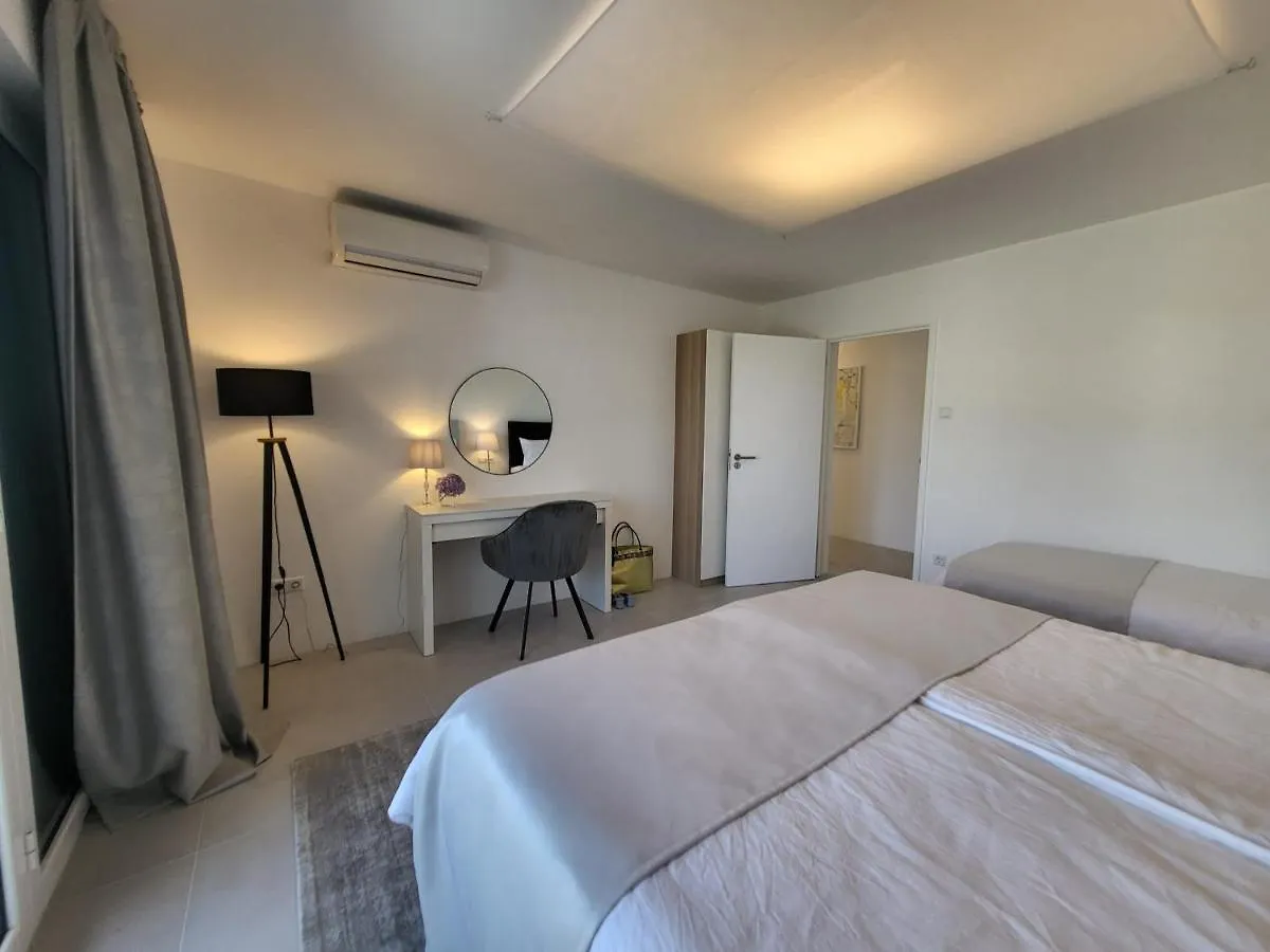 Modern Apartment Tara With Parking Malinska