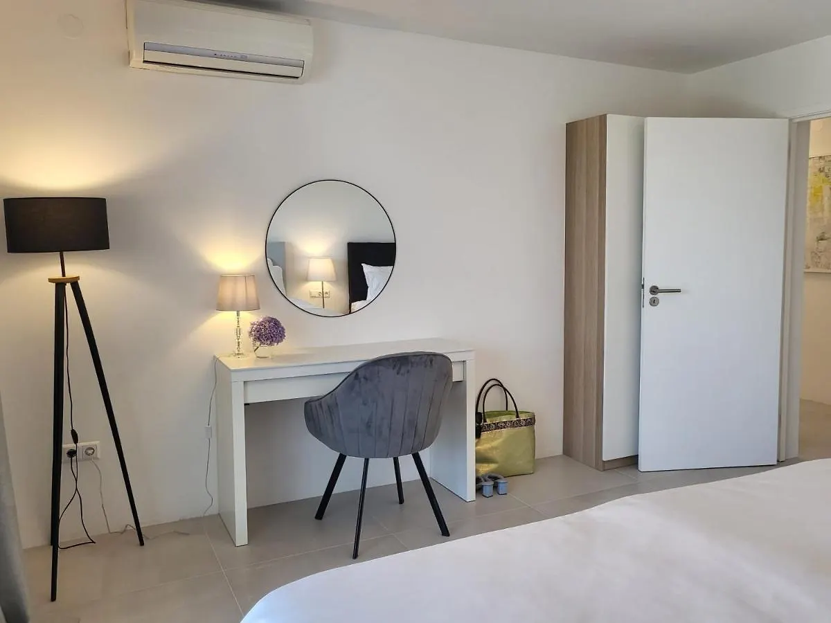 Modern Apartment Tara With Parking Malinska