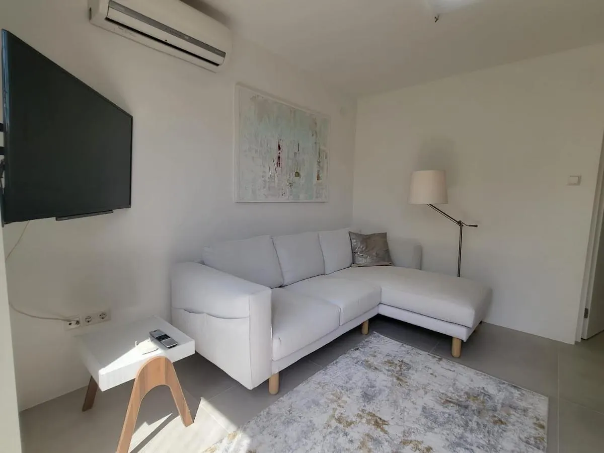 Modern Apartment Tara With Parking Malinska
