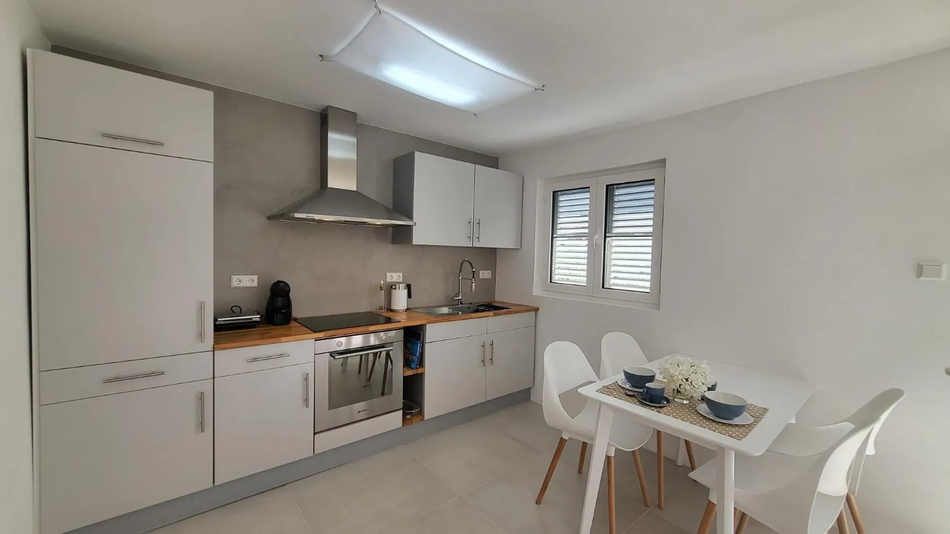 Contacten van Modern Apartment Tara With Parking